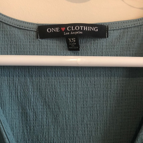 💥 Low V Neck Crop Top 💥 - Picture 3 of 6